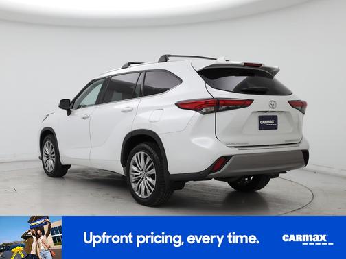 White 2022 Toyota Highlander Platinum