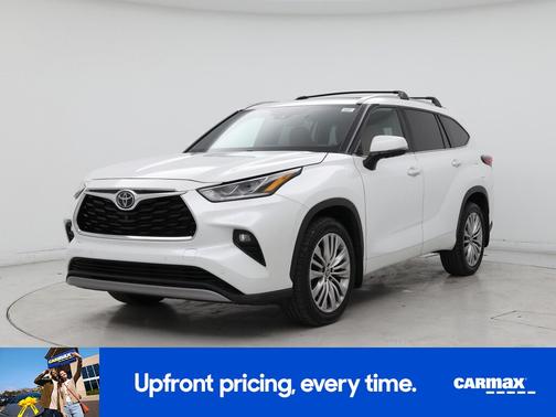 White 2022 Toyota Highlander Platinum