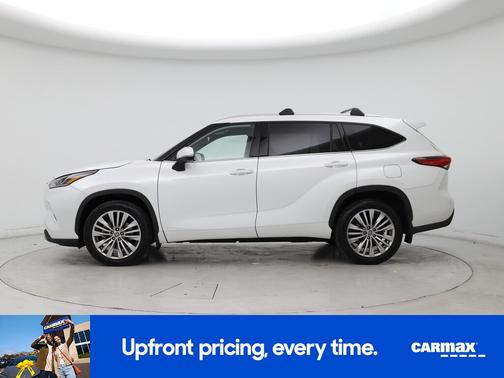 White 2022 Toyota Highlander Platinum