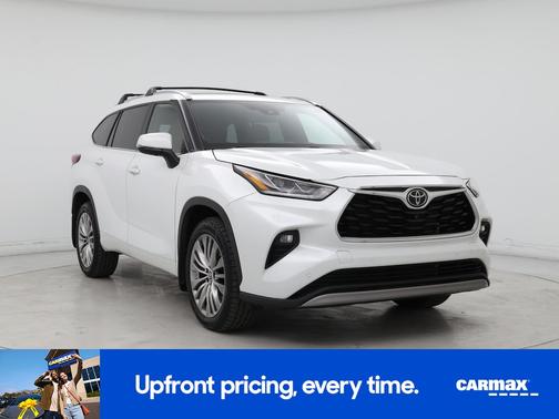 White 2022 Toyota Highlander Platinum