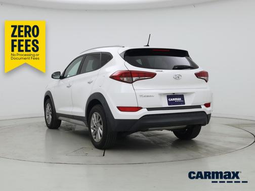 White 2017 Hyundai TUCSON SE
