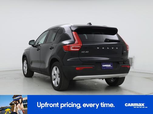 2022 Volvo XC40 T5 Momentum