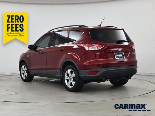 Red 2015 Ford Escape SE