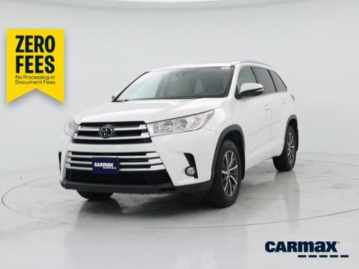 White 2018 Toyota Highlander XLE