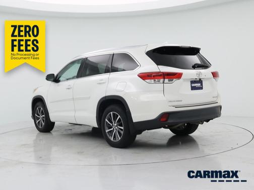White 2018 Toyota Highlander XLE