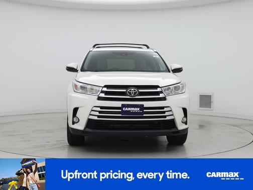 White 2019 Toyota Highlander XLE