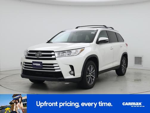White 2019 Toyota Highlander XLE