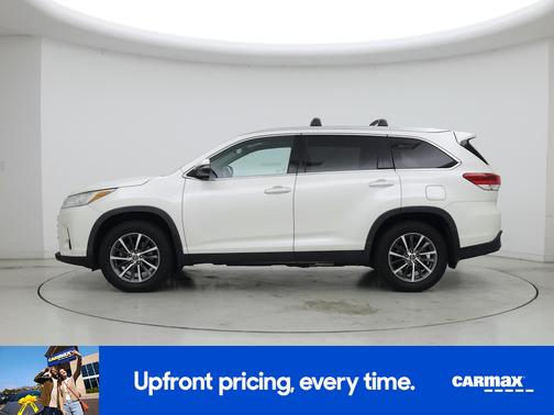 White 2019 Toyota Highlander XLE