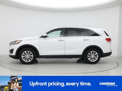 White 2016 Kia Sorento LX