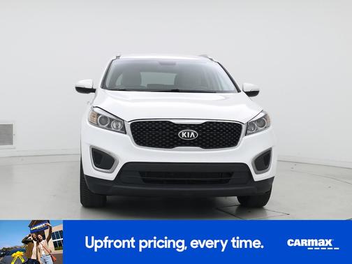 White 2016 Kia Sorento LX