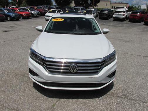 Pure White 2021 Volkswagen Passat 2.0T SE