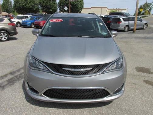 Billet Silver Metallic Clearcoat 2017 Chrysler Pacifica Touring-L