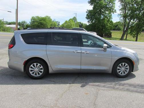 Billet Silver Metallic Clearcoat 2017 Chrysler Pacifica Touring-L