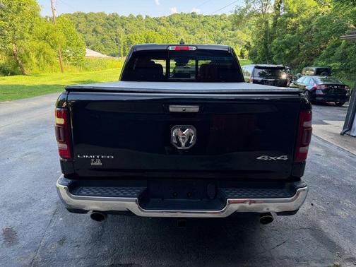 Diamond Black Crystal Pearlcoat 2019 RAM 1500 Limited