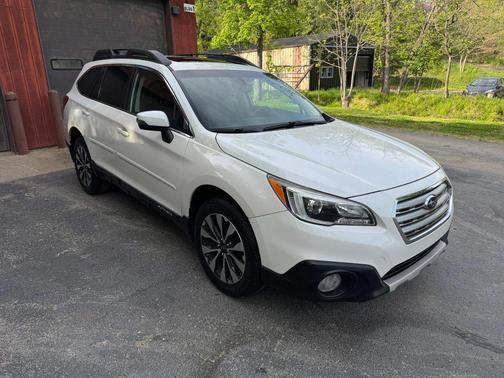Crystal White Pearl 2017 Subaru Outback 3.6R Limited