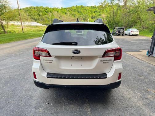 Crystal White Pearl 2017 Subaru Outback 3.6R Limited