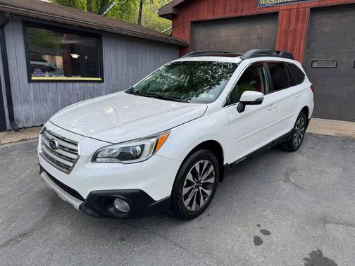 Crystal White Pearl 2017 Subaru Outback 3.6R Limited