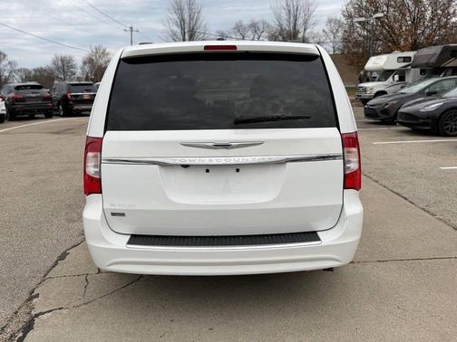 2016 Chrysler Town & Country Touring