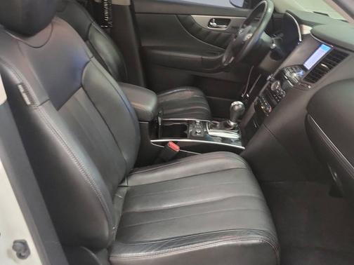 2017 INFINITI QX70 Base