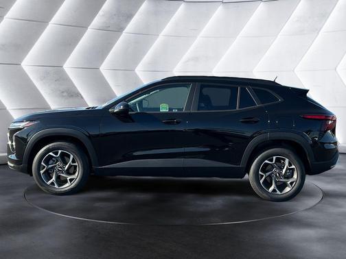 Mosaic Black Metallic 2026 Chevrolet Trax LT