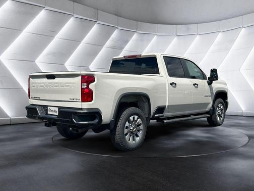 White Sand 2026 Chevrolet Silverado 2500 Custom