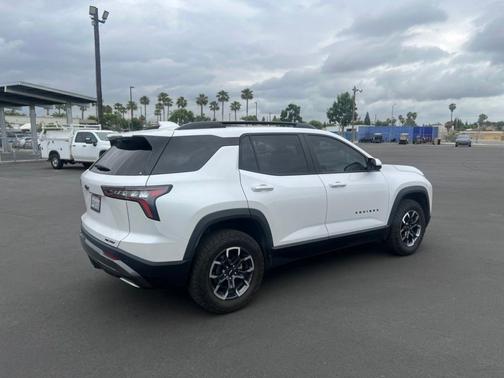 Iridescent Pearl Tricoat 2025 Chevrolet Equinox ACTIV