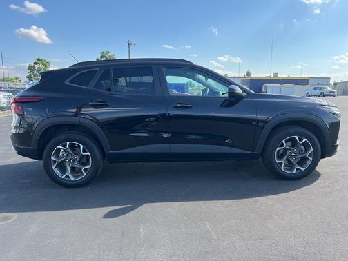 Mosaic Black Metallic 2024 Chevrolet Trax LT