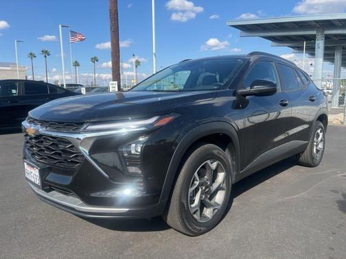 Mosaic Black Metallic 2024 Chevrolet Trax LT