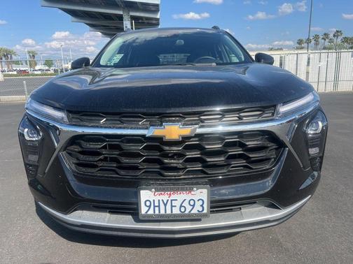 Mosaic Black Metallic 2024 Chevrolet Trax LT