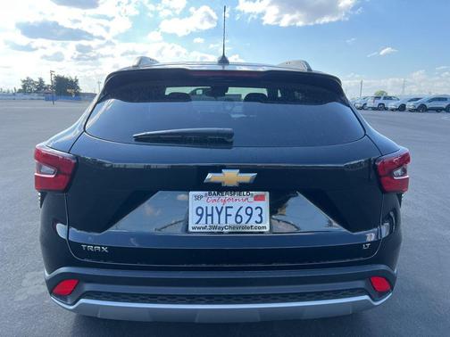 Mosaic Black Metallic 2024 Chevrolet Trax LT
