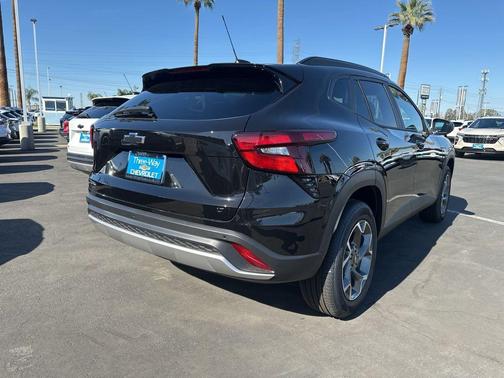 Mosaic Black Metallic 2026 Chevrolet Trax LT