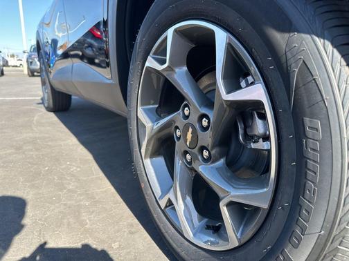 Mosaic Black Metallic 2026 Chevrolet Trax LT