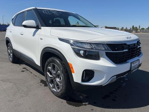 Snow White Pearl 2025 Kia Seltos LX