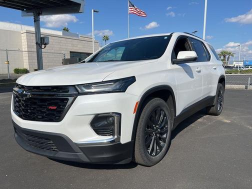Iridescent Pearl Tricoat 2022 Chevrolet Traverse RS