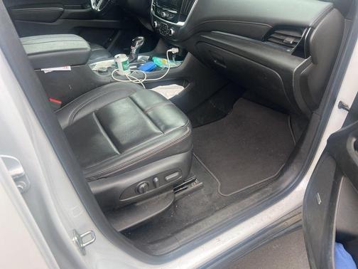 Iridescent Pearl Tricoat 2022 Chevrolet Traverse RS