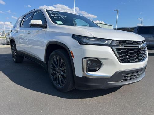 Iridescent Pearl Tricoat 2022 Chevrolet Traverse RS