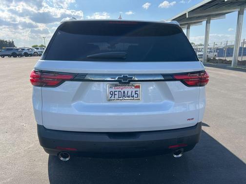 Iridescent Pearl Tricoat 2022 Chevrolet Traverse RS