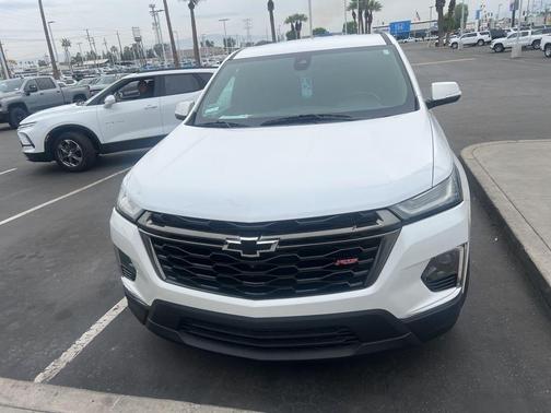 Iridescent Pearl Tricoat 2022 Chevrolet Traverse RS