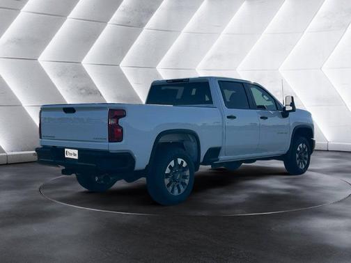 Summit White 2026 Chevrolet Silverado 2500 Custom