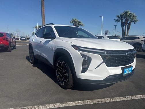 Summit White 2026 Chevrolet Trax 2RS