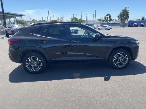 Mosaic Black Metallic 2024 Chevrolet Trax LT