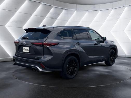 Magnetic Gray Metallic 2025 Toyota Highlander XSE