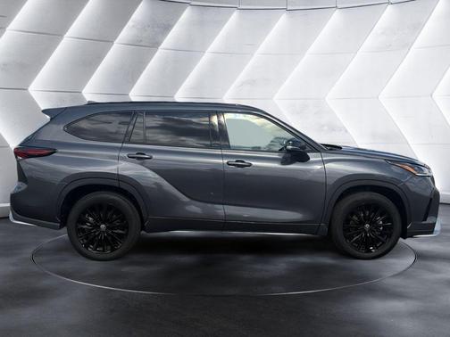 Magnetic Gray Metallic 2025 Toyota Highlander XSE
