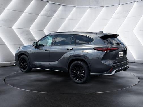 Magnetic Gray Metallic 2025 Toyota Highlander XSE