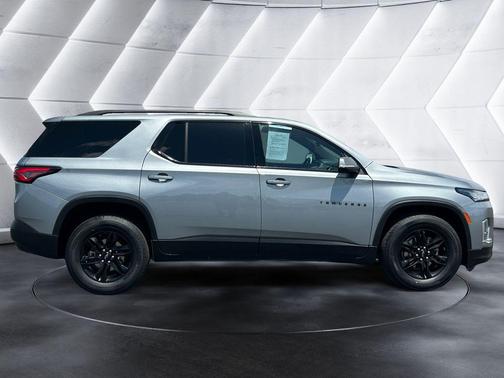 Sterling Gray Metallic 2023 Chevrolet Traverse LT Cloth