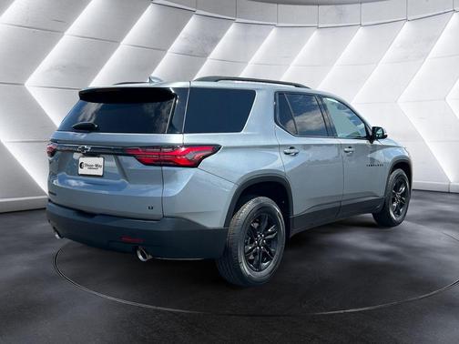 Sterling Gray Metallic 2023 Chevrolet Traverse LT Cloth
