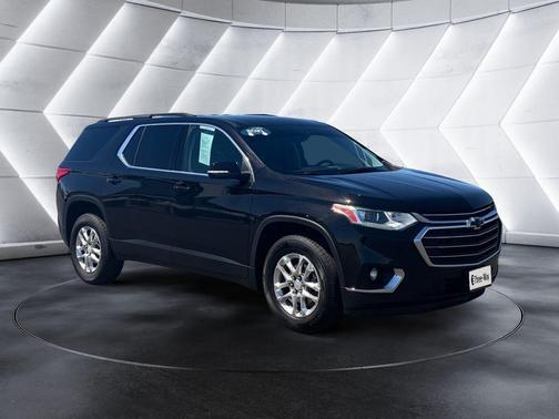 Mosaic Black Metallic 2021 Chevrolet Traverse LT Cloth