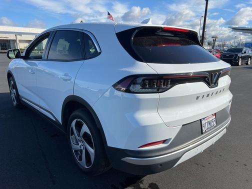 2025 VinFast VF 8 Eco