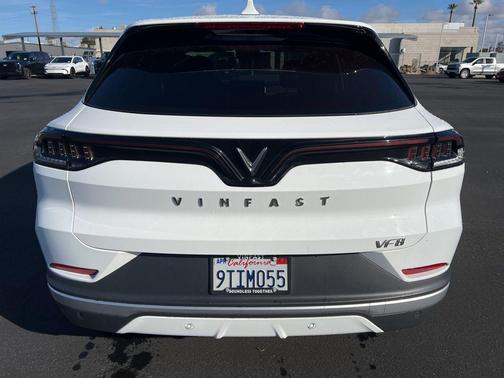 2025 VinFast VF 8 Eco