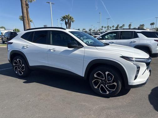 Summit White 2026 Chevrolet Trax 2RS